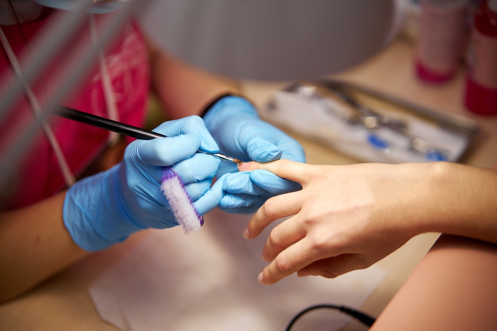 imagine cu o persoana care curata un salon de infrumusetare